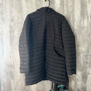 Lululemon size 10 pack it down. Very warm but also light weight.